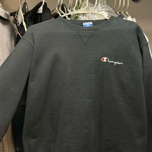 Comfortable black CHAMPION Crew neck sweatshirt.
